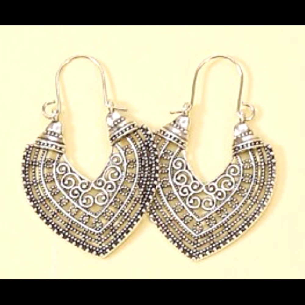 🌸2/$28 Or 🌺3/$33 Silver Heart Boho Earrings